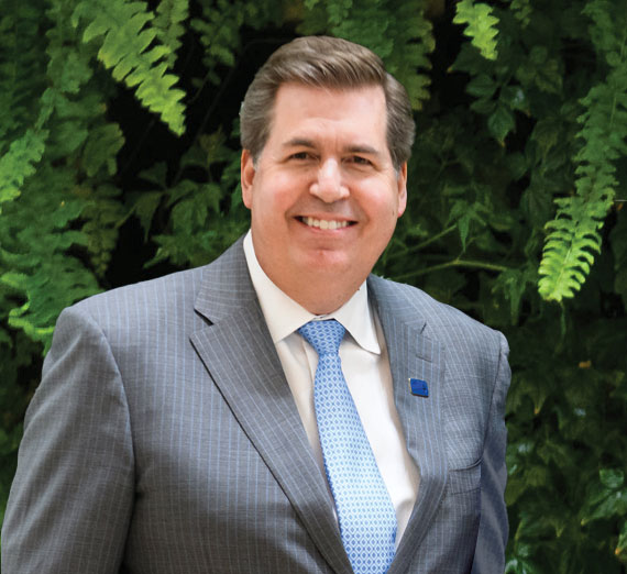 Профессор и студент смотрят на экран компьютера в лаборатории